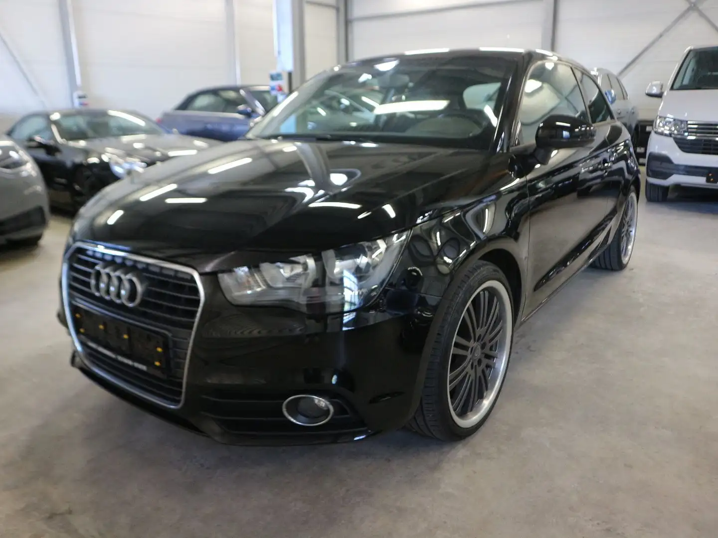Audi A1 Ambition 1.6 TDi Klimaautomatik PDC SHZ Nero - 1