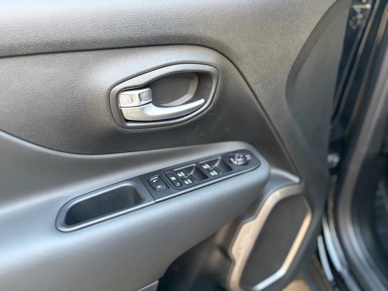 Jeep Renegade PHEV 1.3 T4 AWD Limited Torc ### 21000 km ### 13