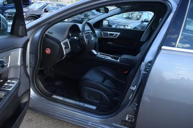 Jaguar XF view 11