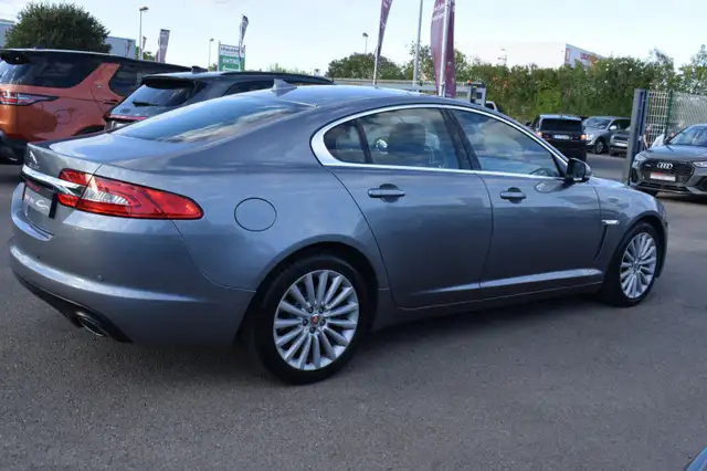 Jaguar XF view 4