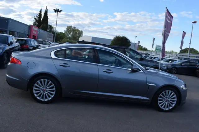 Jaguar XF view 14