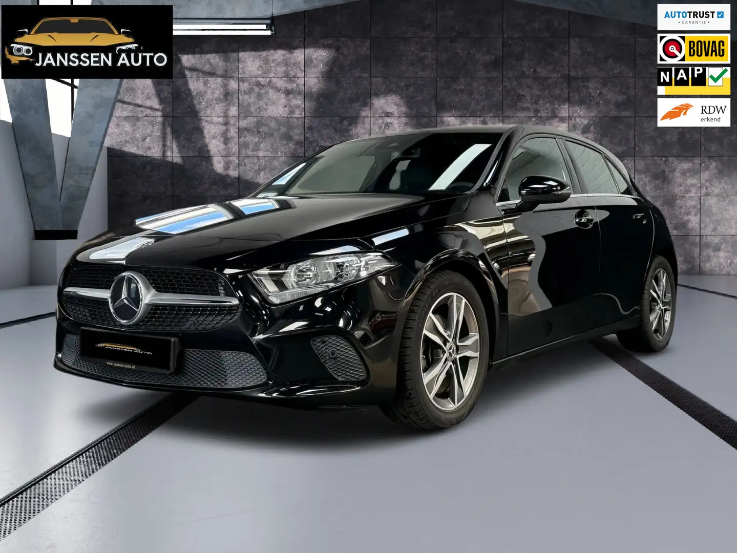 Mercedes-Benz A 180 Premium | 1/2 Leder | Camera | Navi | Stoelverwarm Zwart - 1