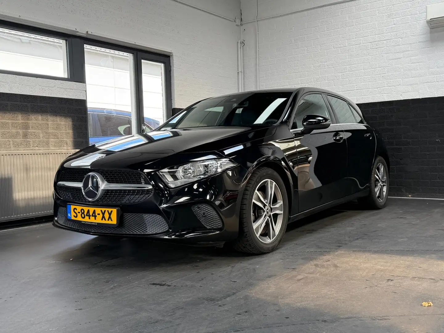 Mercedes-Benz A 180 Premium | 1/2 Leder | Camera | Navi | Stoelverwarm Zwart - 2