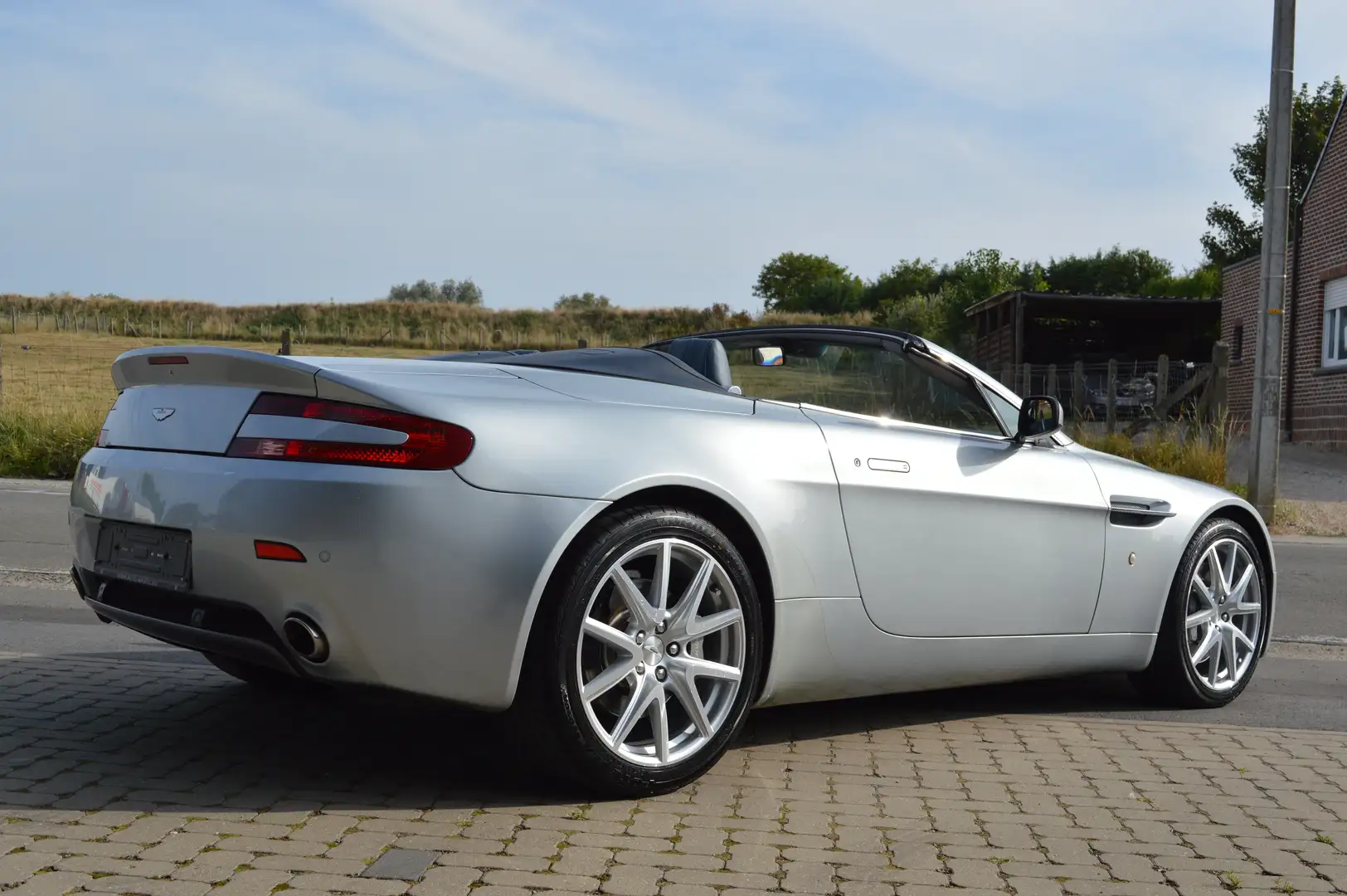 Aston Martin V8 Vantage 4.3i Roadster Full Aston service Gümüş rengi - 2