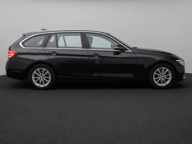 BMW 3 Series view 5