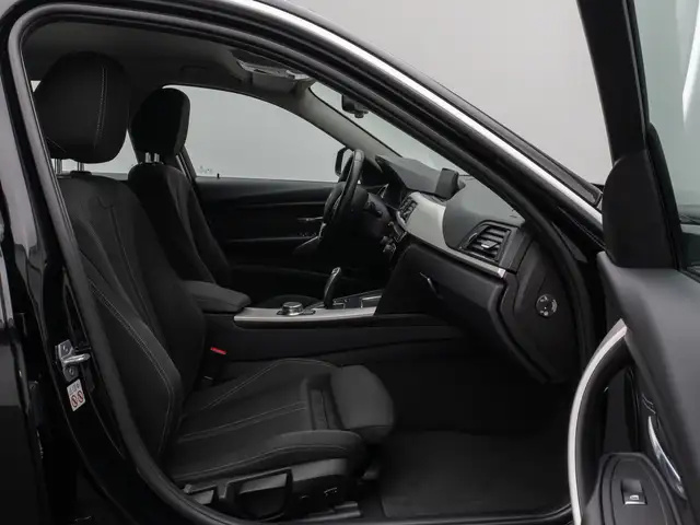 BMW 3 Series view 24