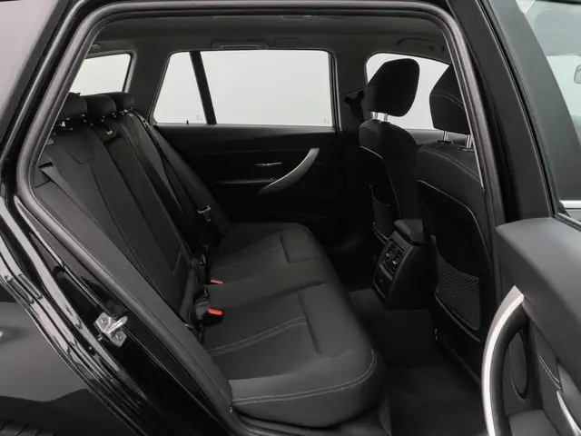 BMW 3 Series view 26