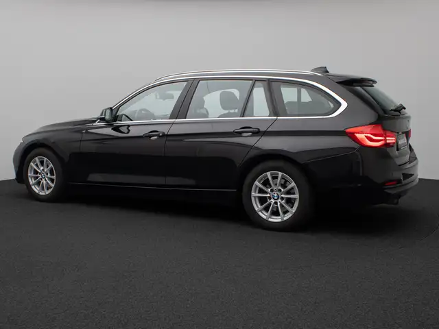 BMW 3 Series view 10