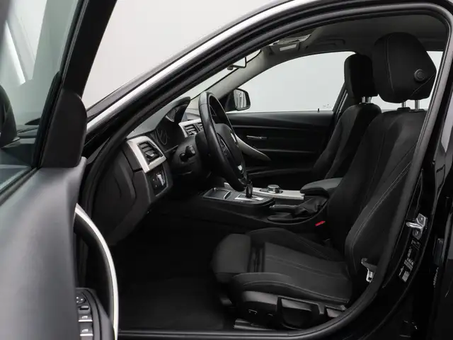 BMW 3 Series view 19