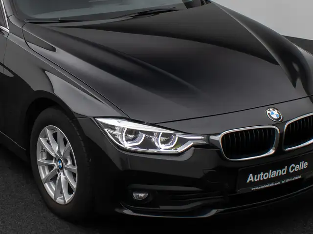 BMW 3 Series view 18