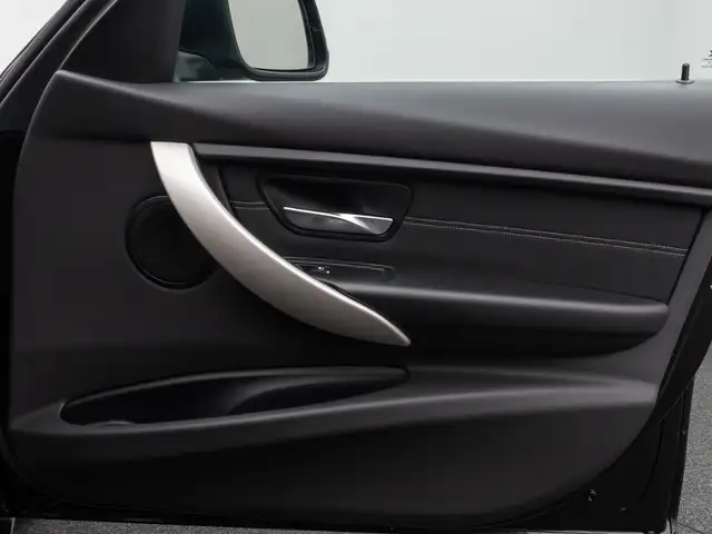 BMW 3 Series view 29