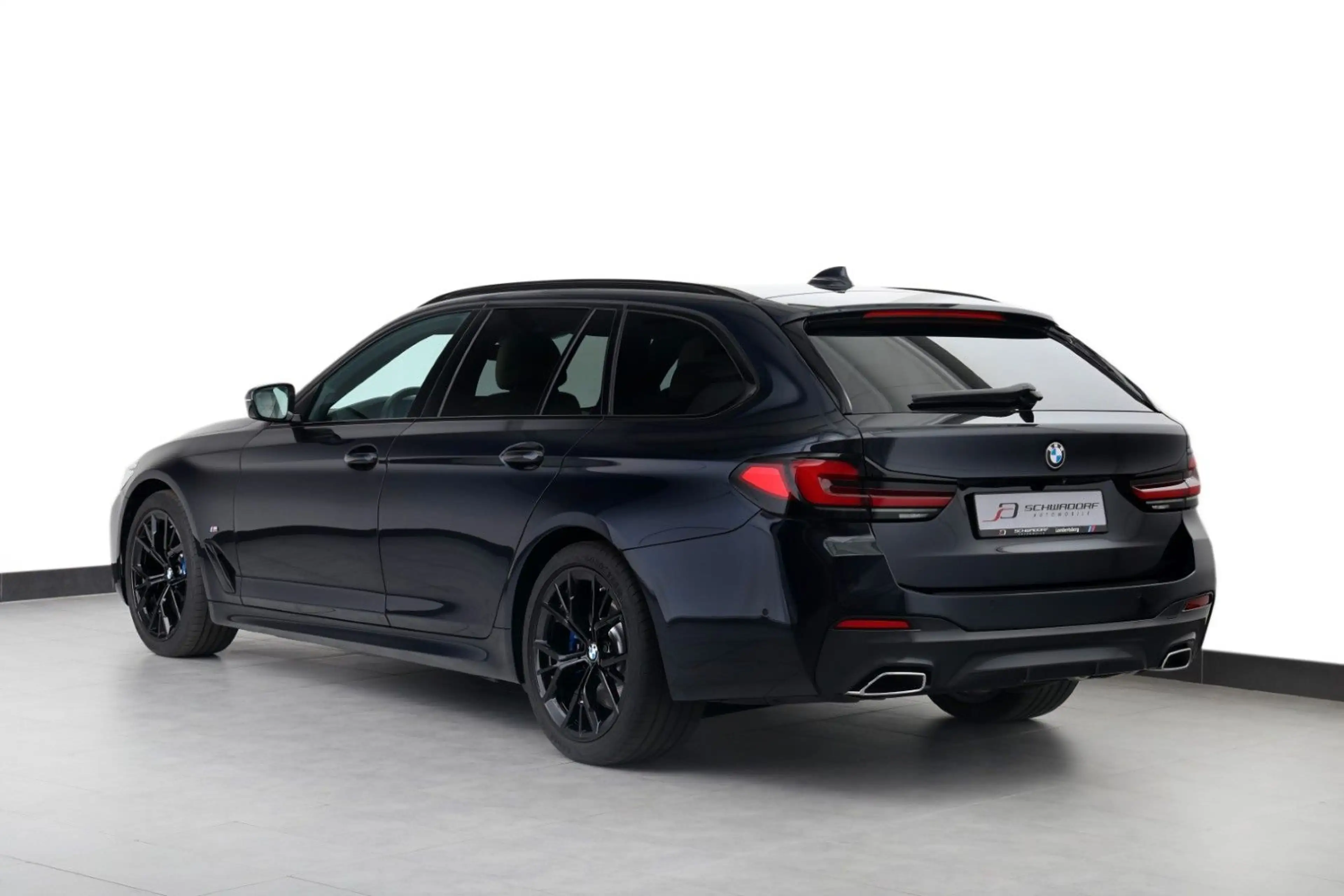 BMW 530 d xDrive Touring M Sport PANO HUD RFK AHK 19" — photo 3