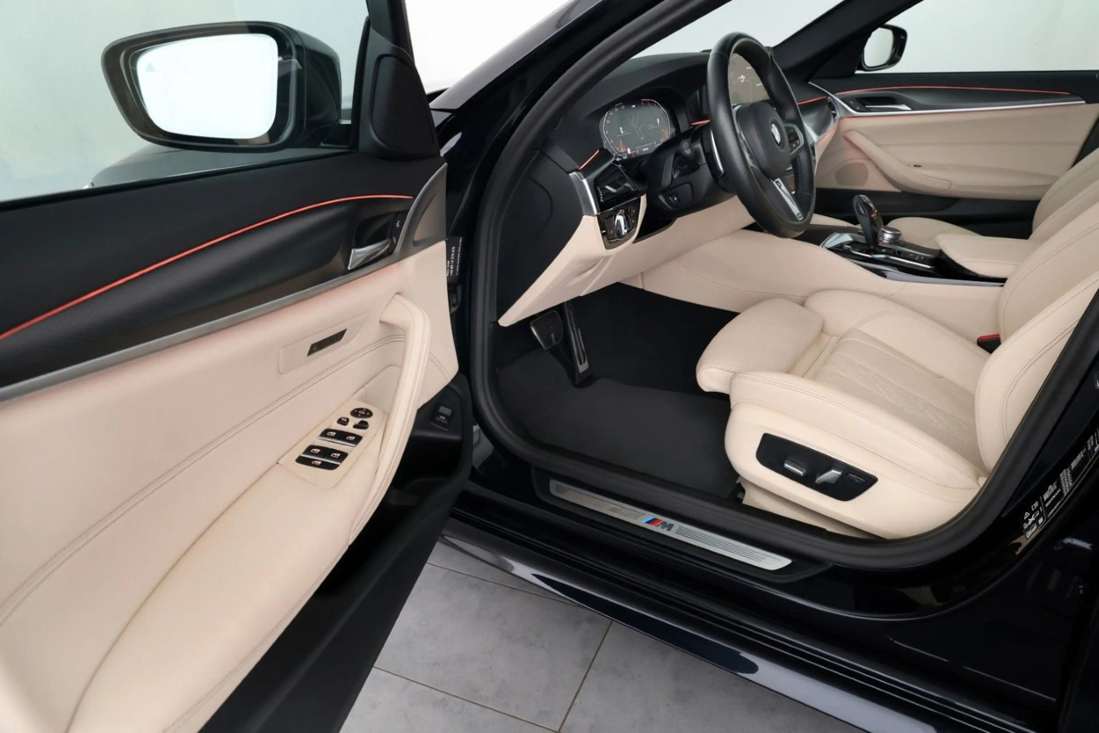 BMW 530 d xDrive Touring M Sport PANO HUD RFK AHK 19" — photo 15