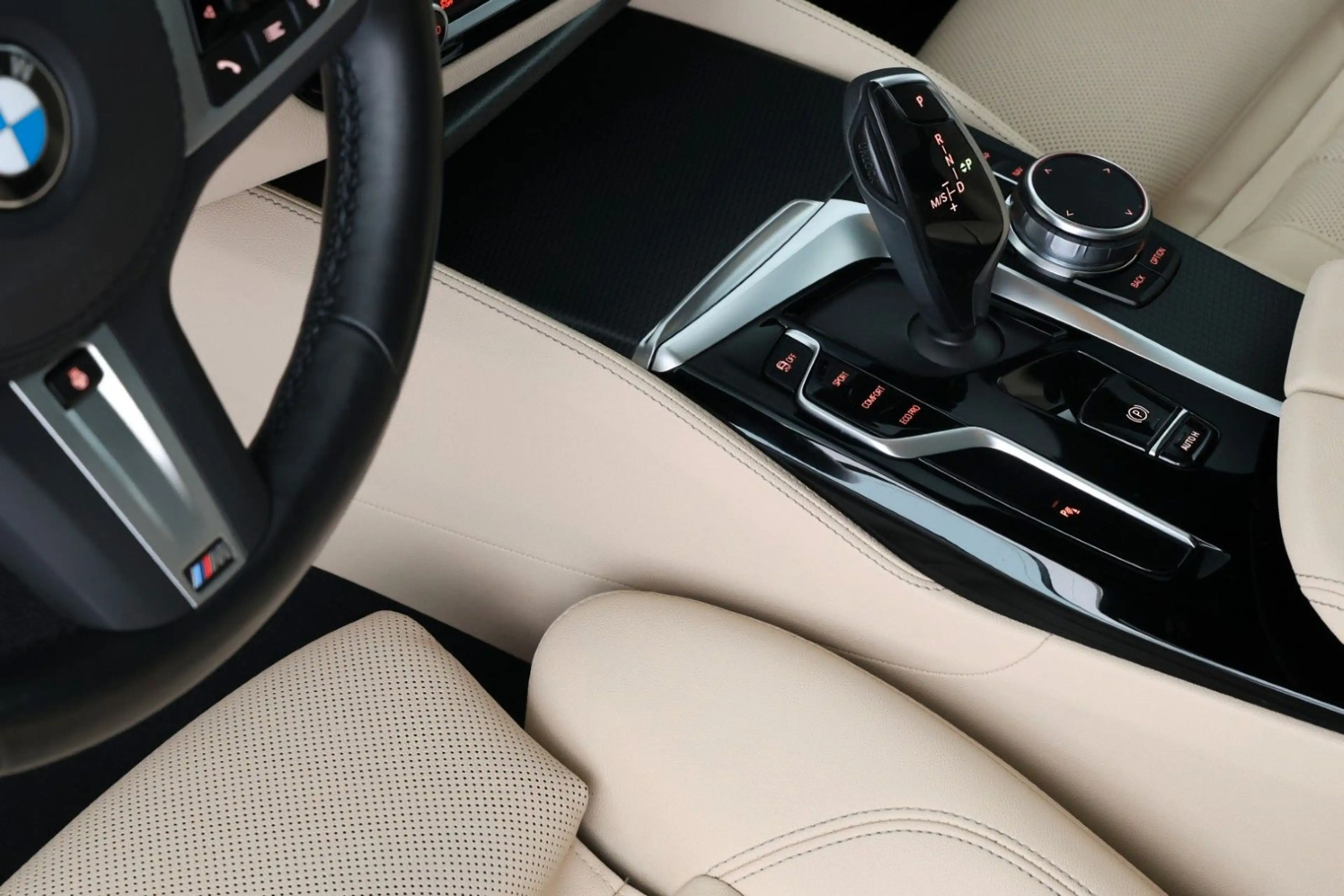 BMW 530 d xDrive Touring M Sport PANO HUD RFK AHK 19" — photo 13