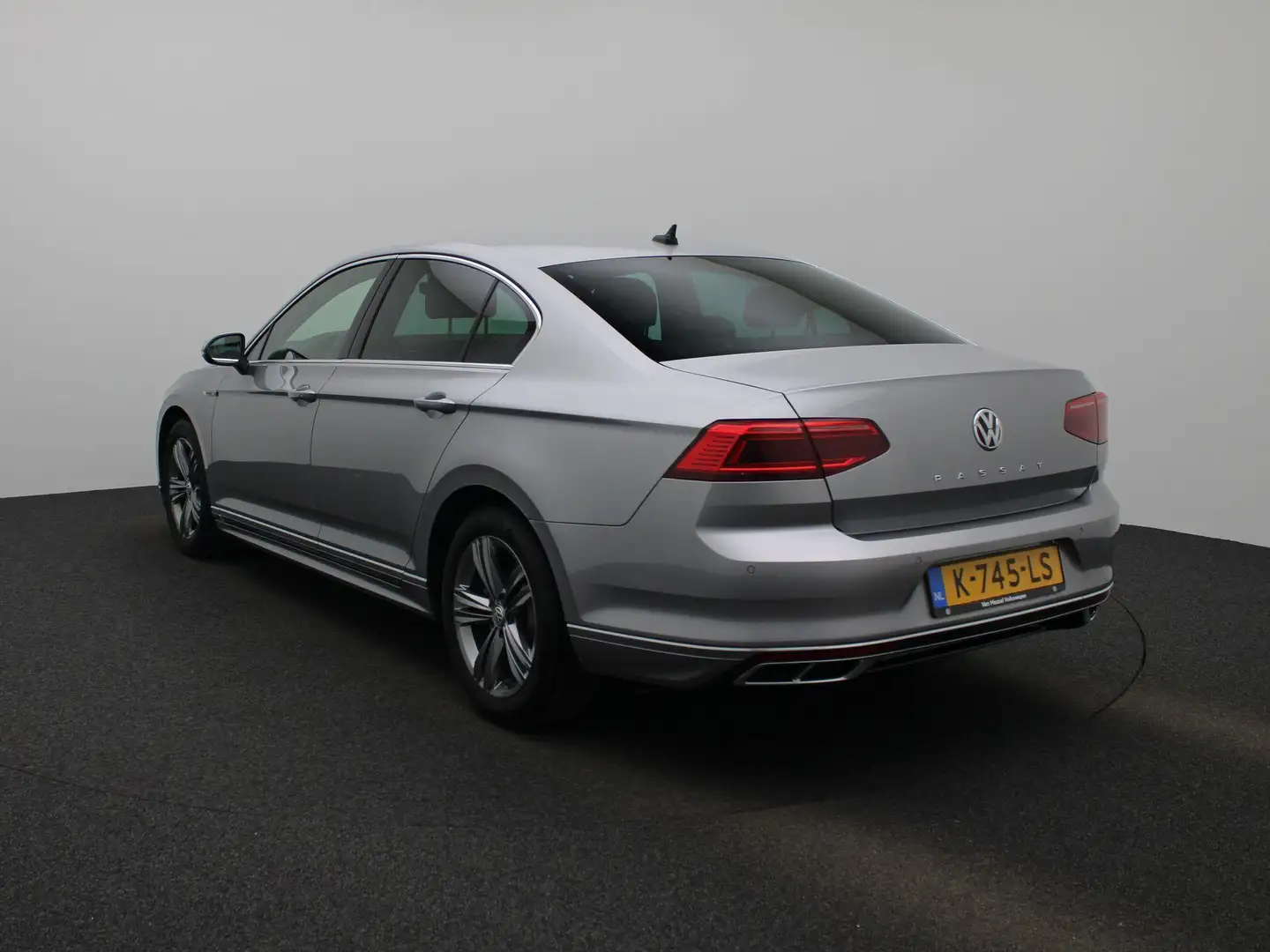 Volkswagen Passat 1.5 TSI Elegance Business R LEDER/ALCANTARA BEKLED Grijs - 2