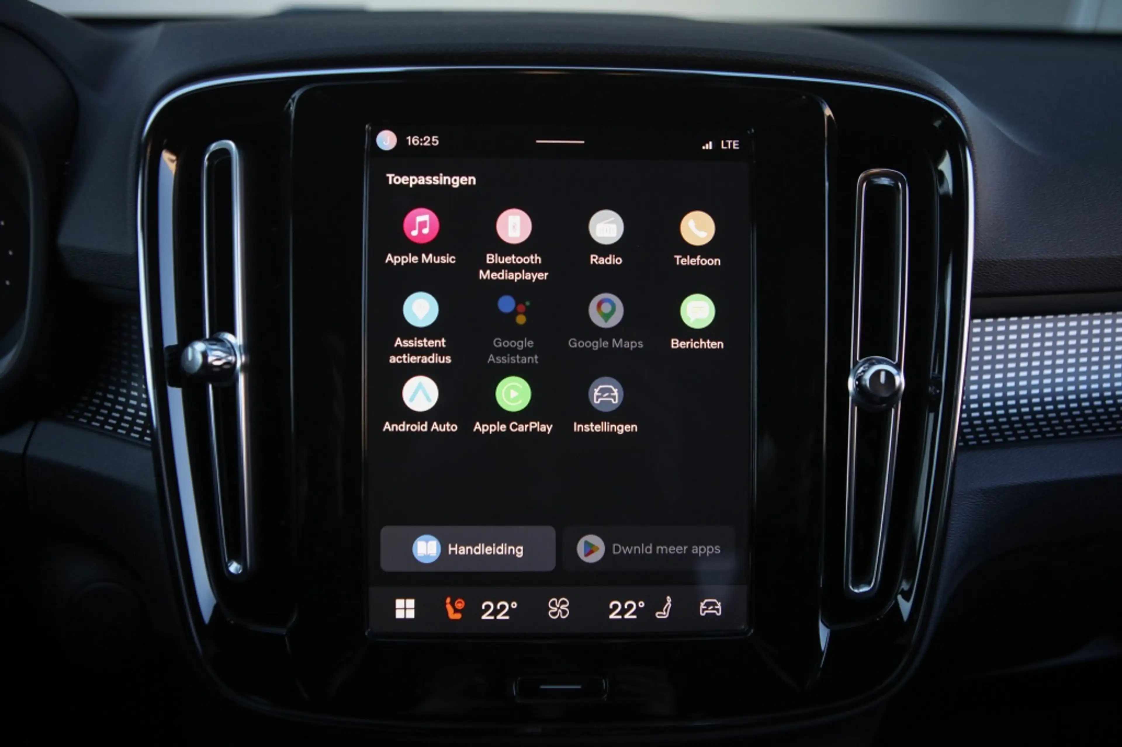 Volvo XC40 Recharge P8 AWD | 408 PK | Harman Kardon | Camera — photo 16
