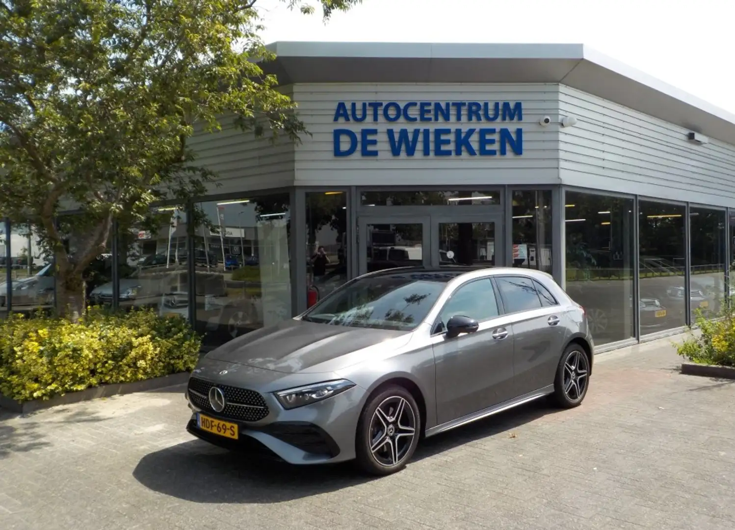 Mercedes-Benz A 250 250e AMG LINE PREMIUM PLUS NIGHT PANORAMADAK 360CA Grijs - 1