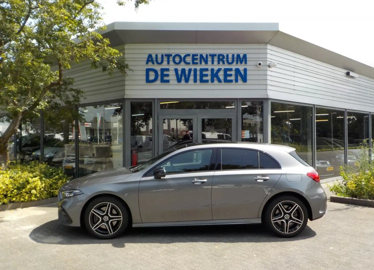 Mercedes-Benz A 250 250e AMG LINE PREMIUM PLUS NIGHT PANORAMADAK 360CA Grijs - 2
