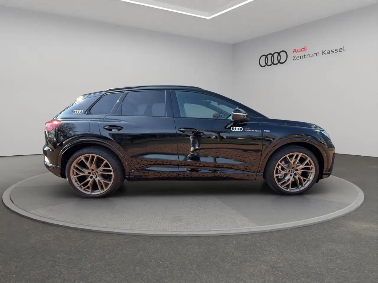 Audi Q4 e-tron Q4 45 e-tron Matrix LED Sonos HuD 21" AHK 8