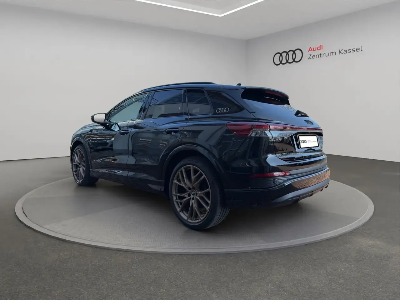 Audi Q4 e-tron Q4 45 e-tron Matrix LED Sonos HuD 21" AHK 5