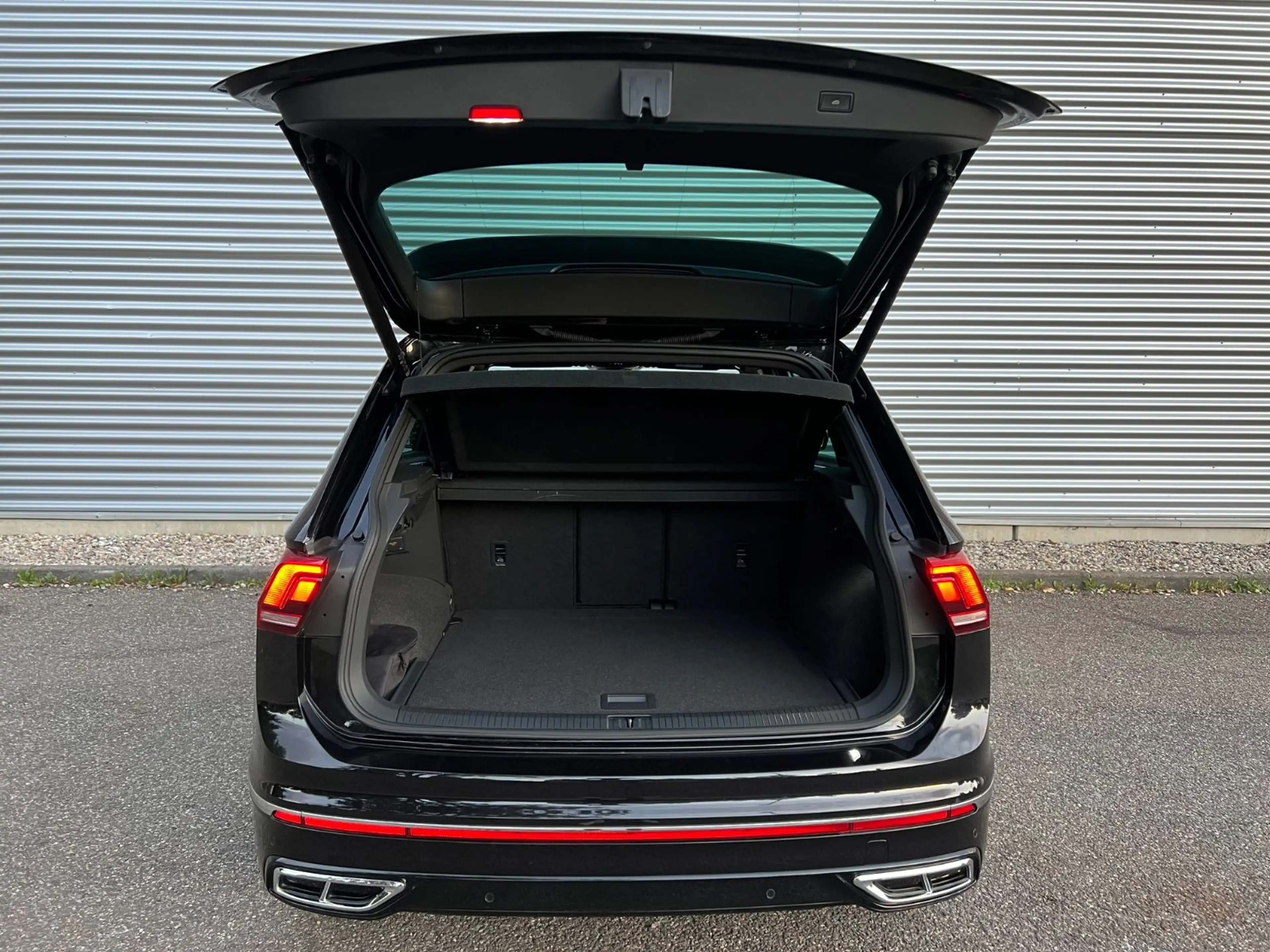 Volkswagen Tiguan 2.0 TSI OPF 140kW DSG 4M R-Line*AHK*ACC* — photo 12