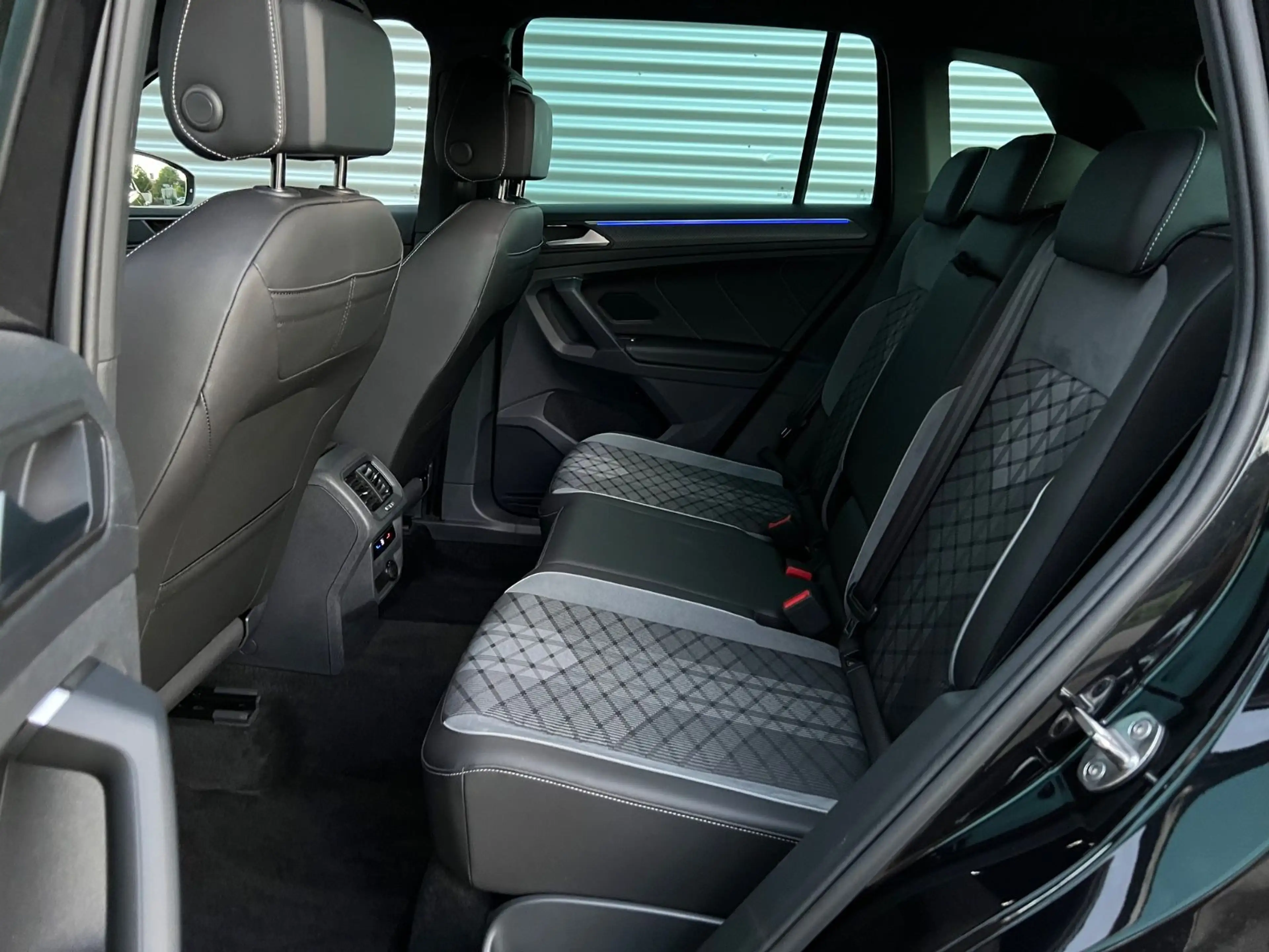 Volkswagen Tiguan 2.0 TSI OPF 140kW DSG 4M R-Line*AHK*ACC* — photo 11