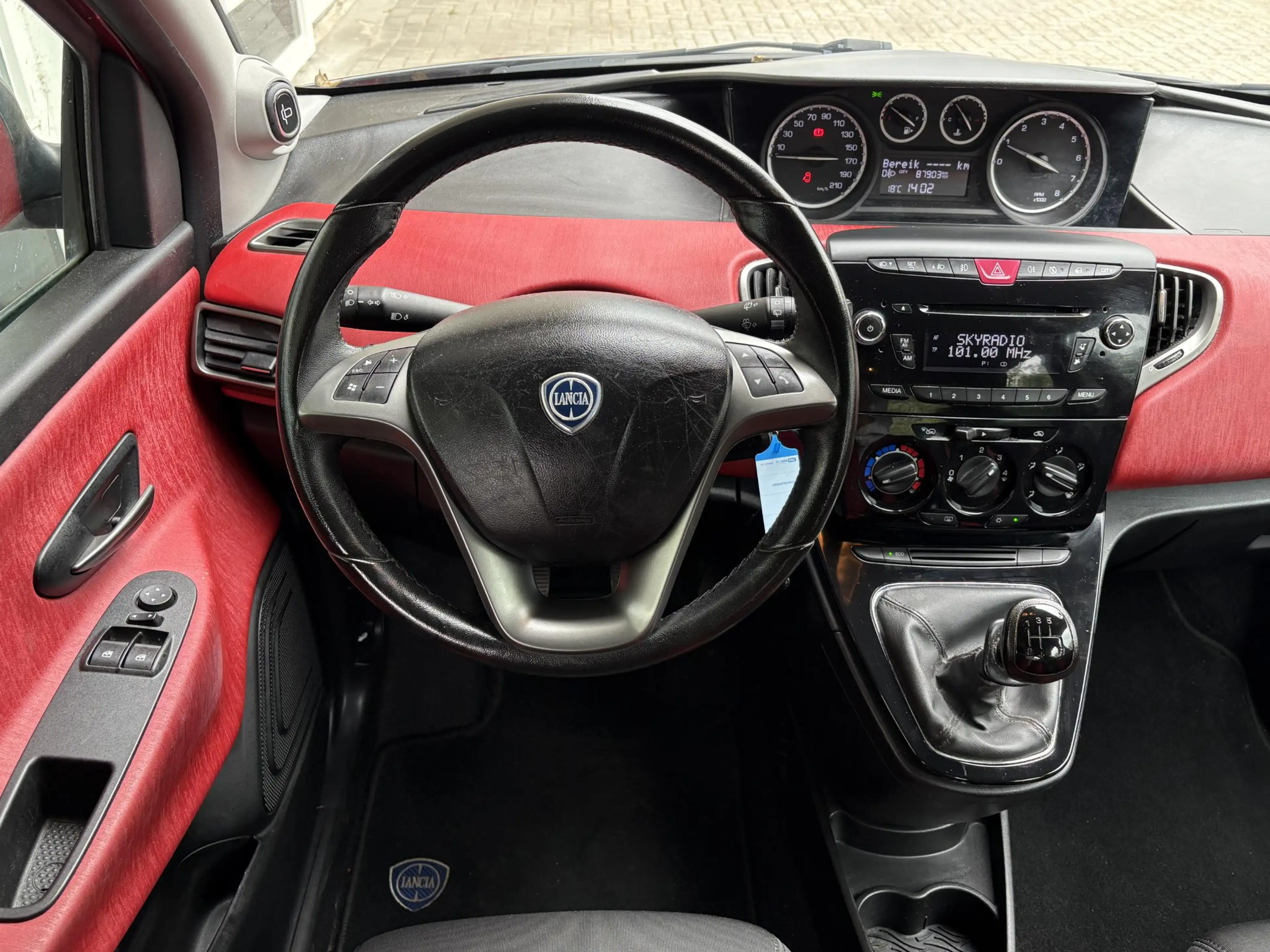 Lancia Ypsilon 0.9 TwinAir Silver Plus | Two Tone | Weinig kilome — photo 8