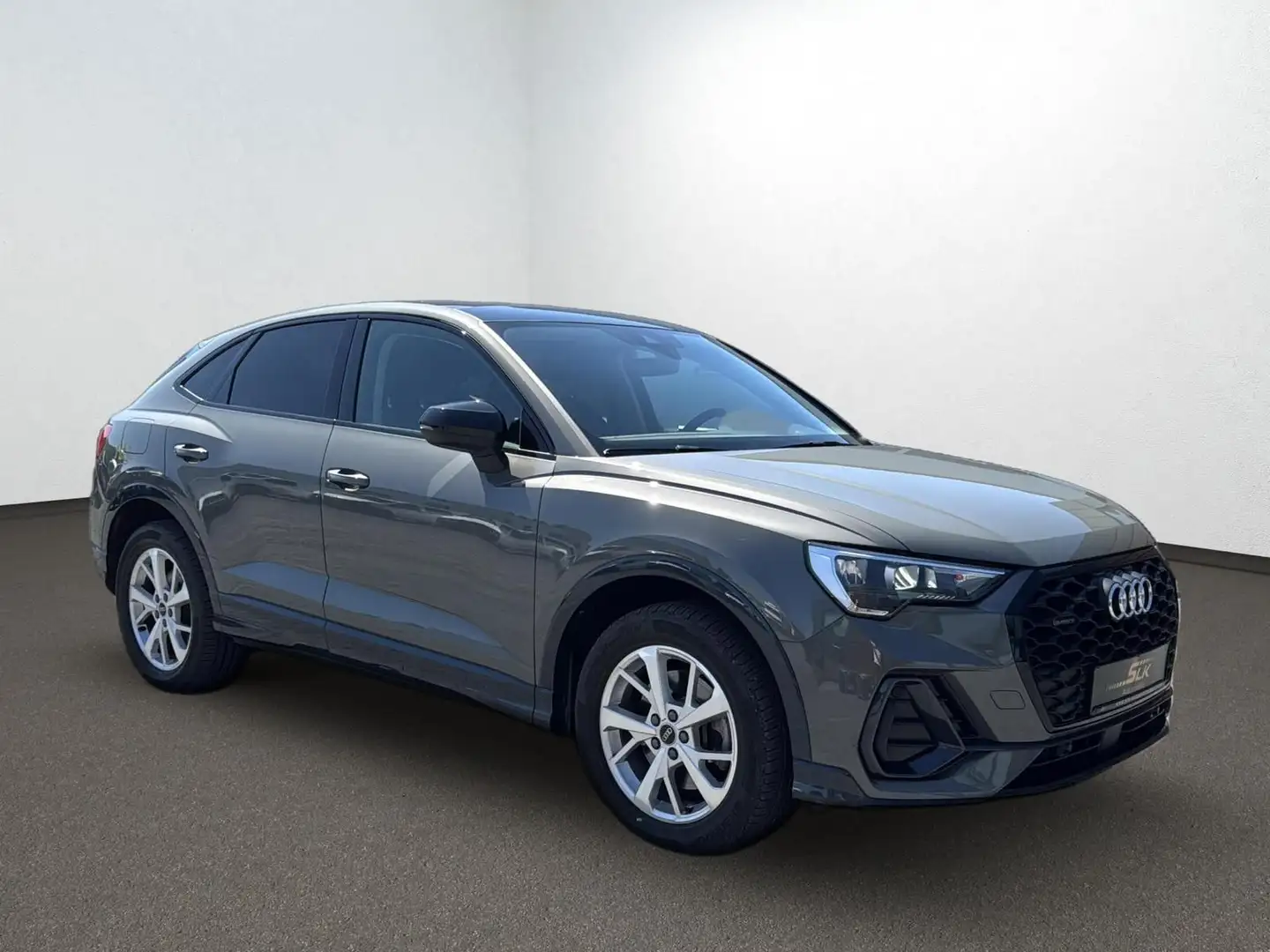 Audi Q3 40 TFSi quatt. Sportb. LED Pano Navi DAB ACC Grijs - 2