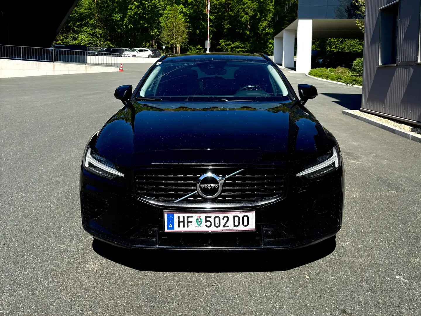 Volvo V60 V60 T6 AWD Recharge PHEV R-Design Expression Geartronic R-Design Expression Schwarz - 2