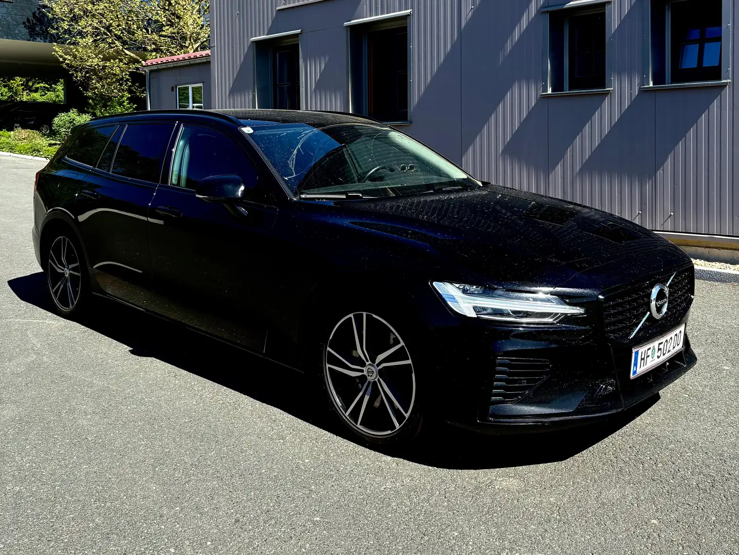 Volvo V60 V60 T6 AWD Recharge PHEV R-Design Expression Geartronic R-Design Expression Schwarz - 1