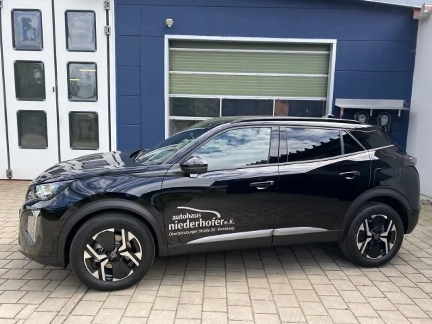 Peugeot 2008 Hybrid 145 e-DSC Allure Schwarz - 2