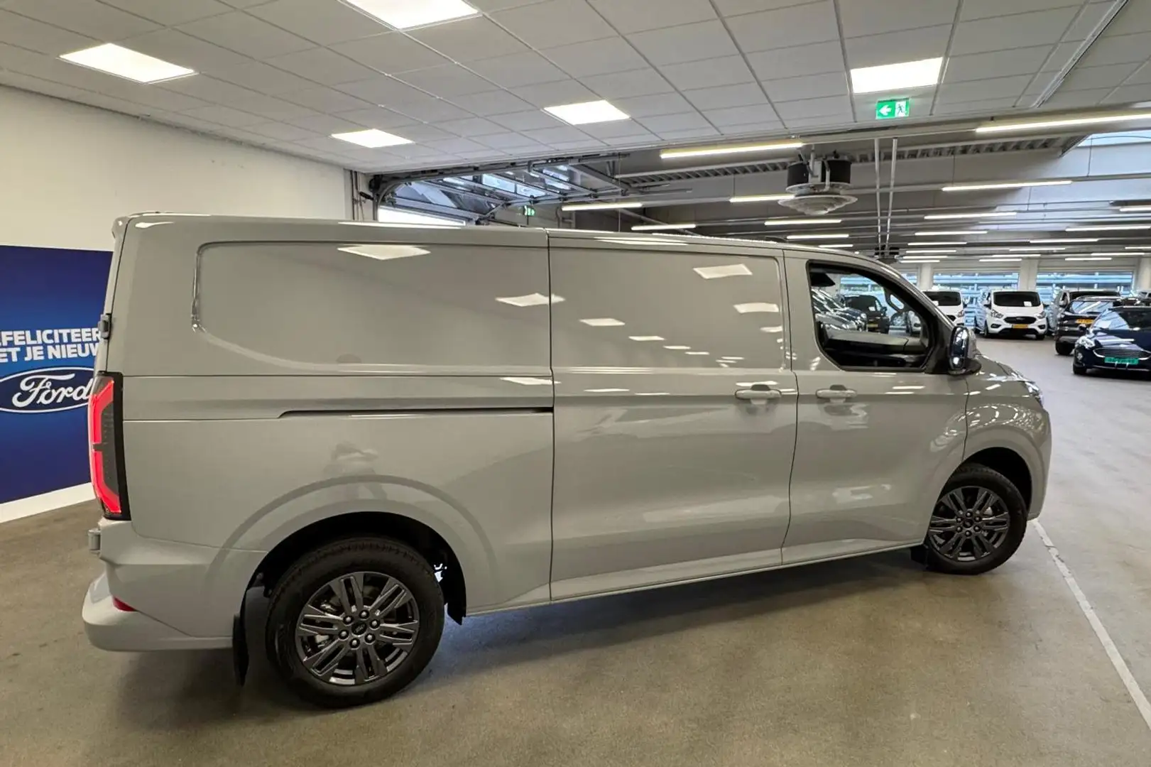 Ford E-Transit Cust. 340 L2H1 Limited 65 kWh | Ford Pro Voordeel Gris - 2
