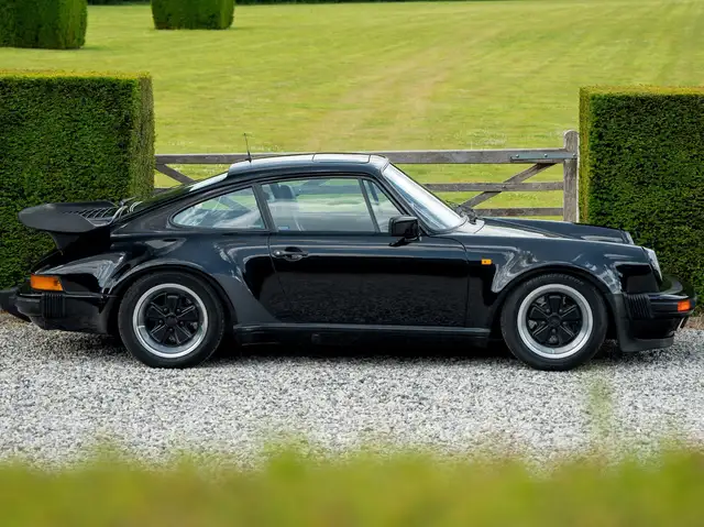 Porsche 930 view 4