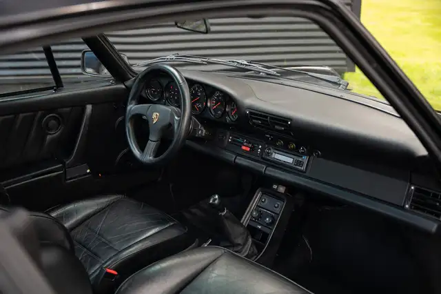 Porsche 930 view 10