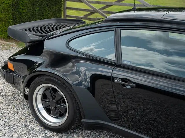 Porsche 930 view 8