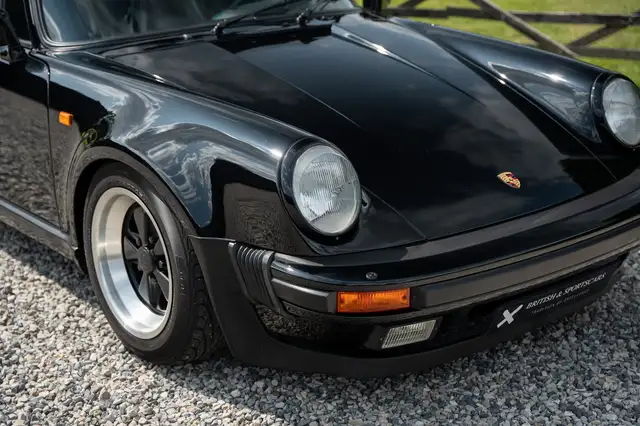 Porsche 930 view 5
