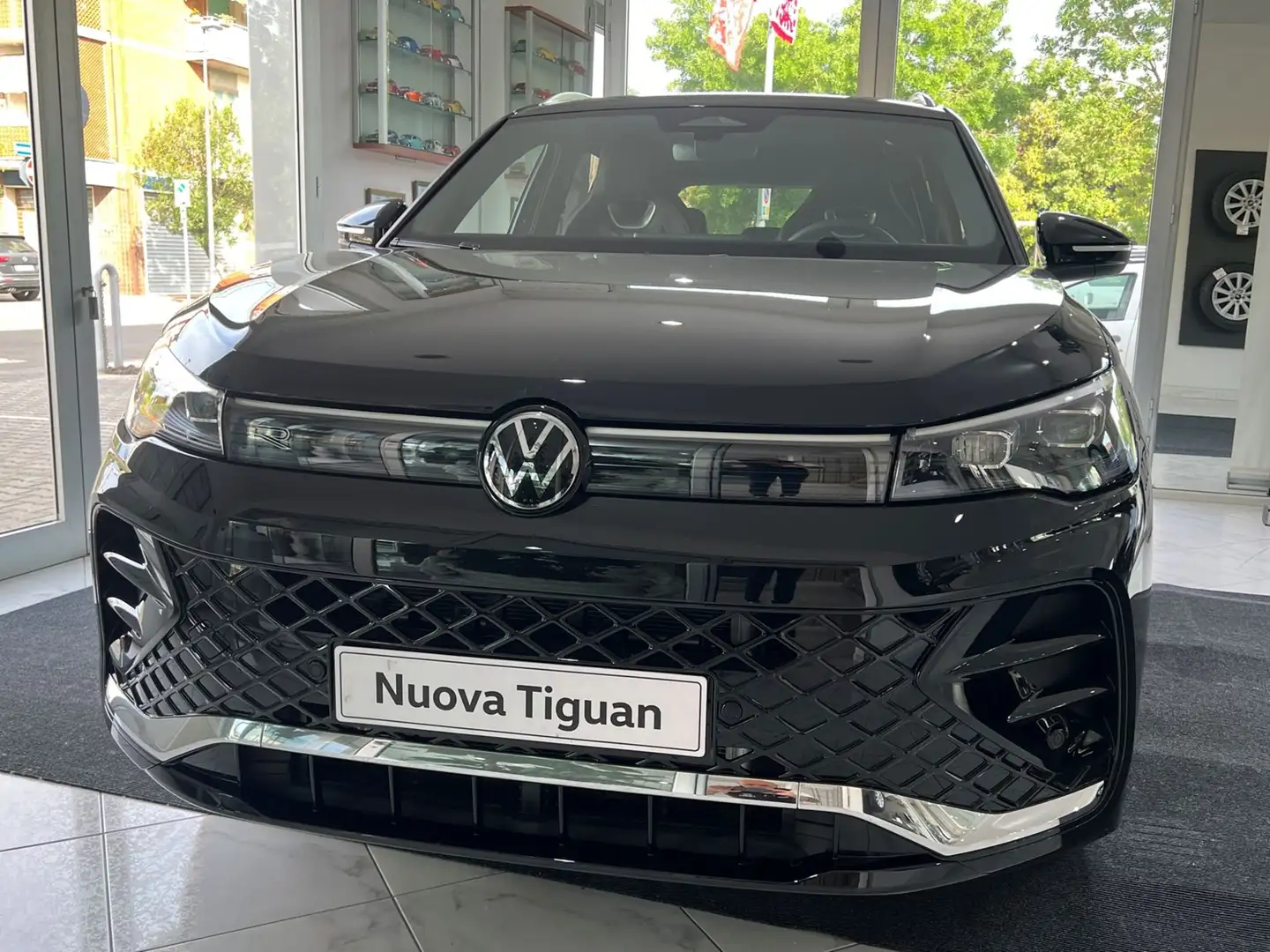 Volkswagen Tiguan Tiguan 1.5 tsi ehybrid R-Line Plus 204cv dsg crna - 2