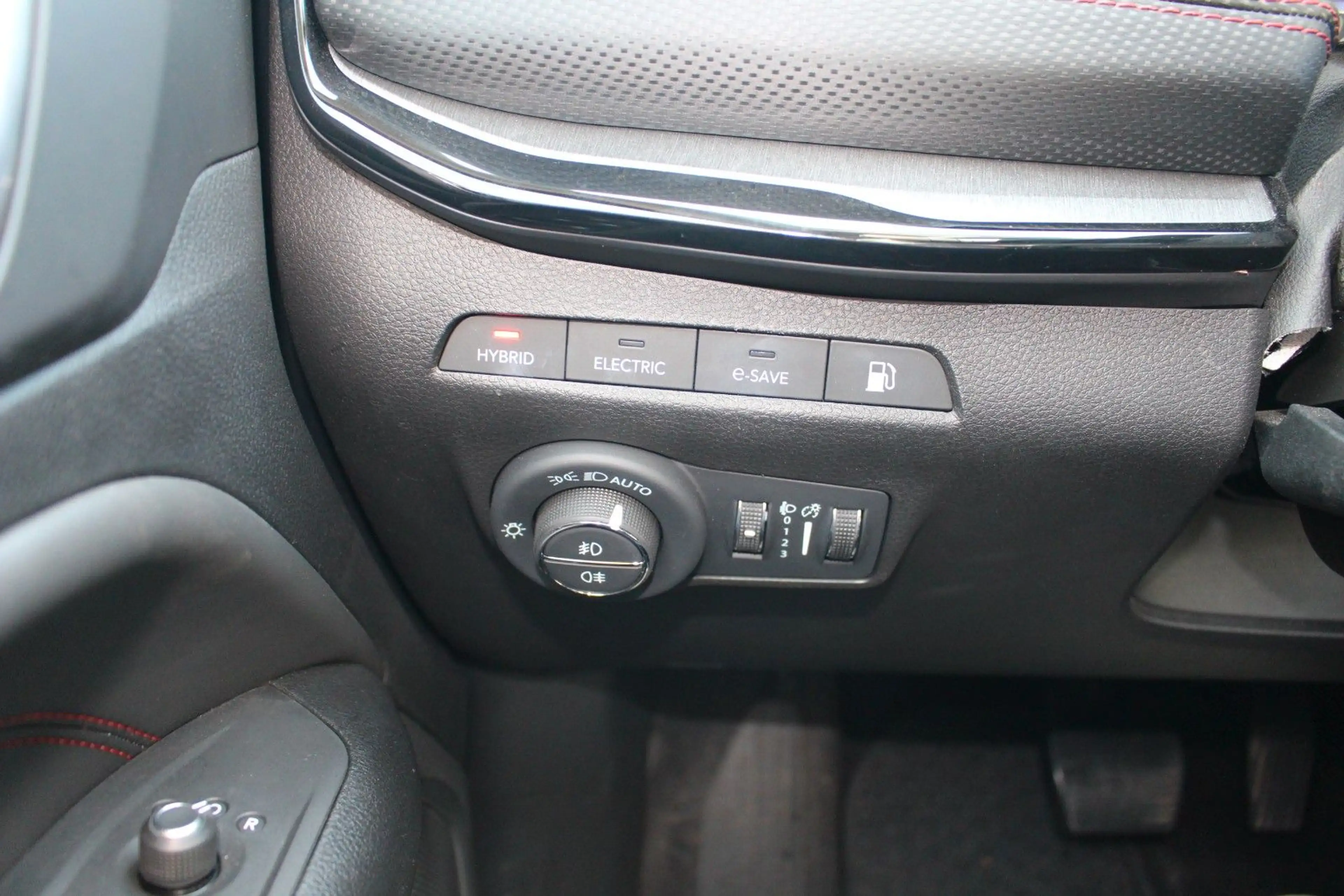 Jeep Compass Trailhawk Plug-In Hybrid 4WD — photo 14