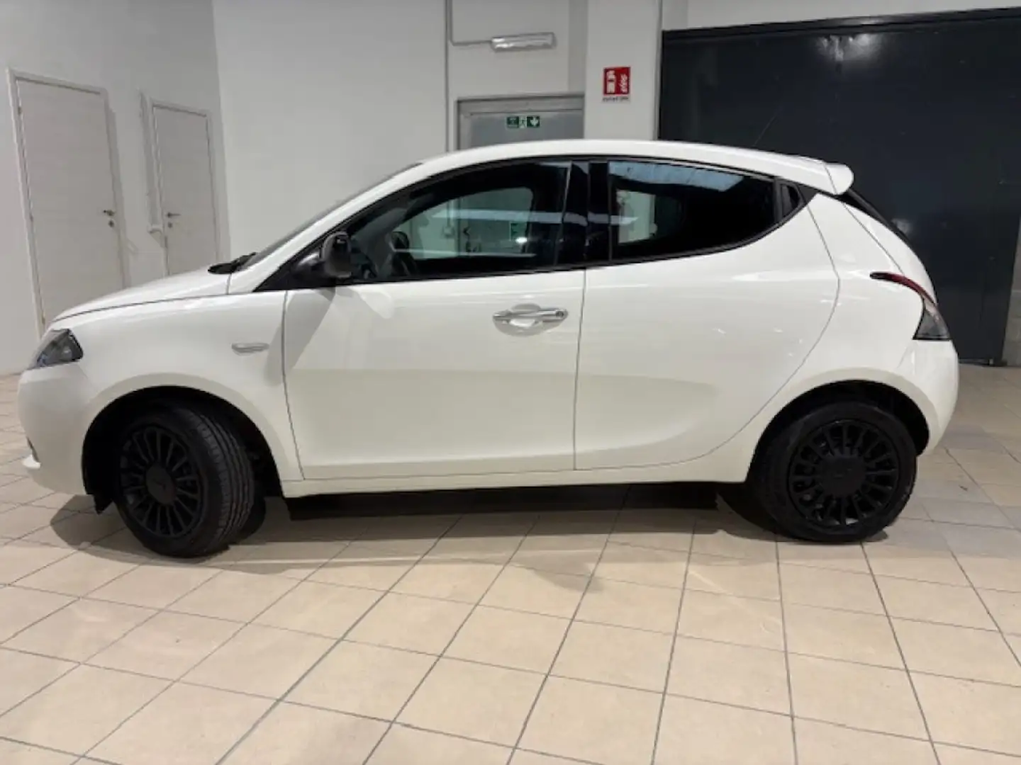 Lancia Ypsilon 1.0 FireFly 5 porte S&S Hybrid Silver Weiß - 2