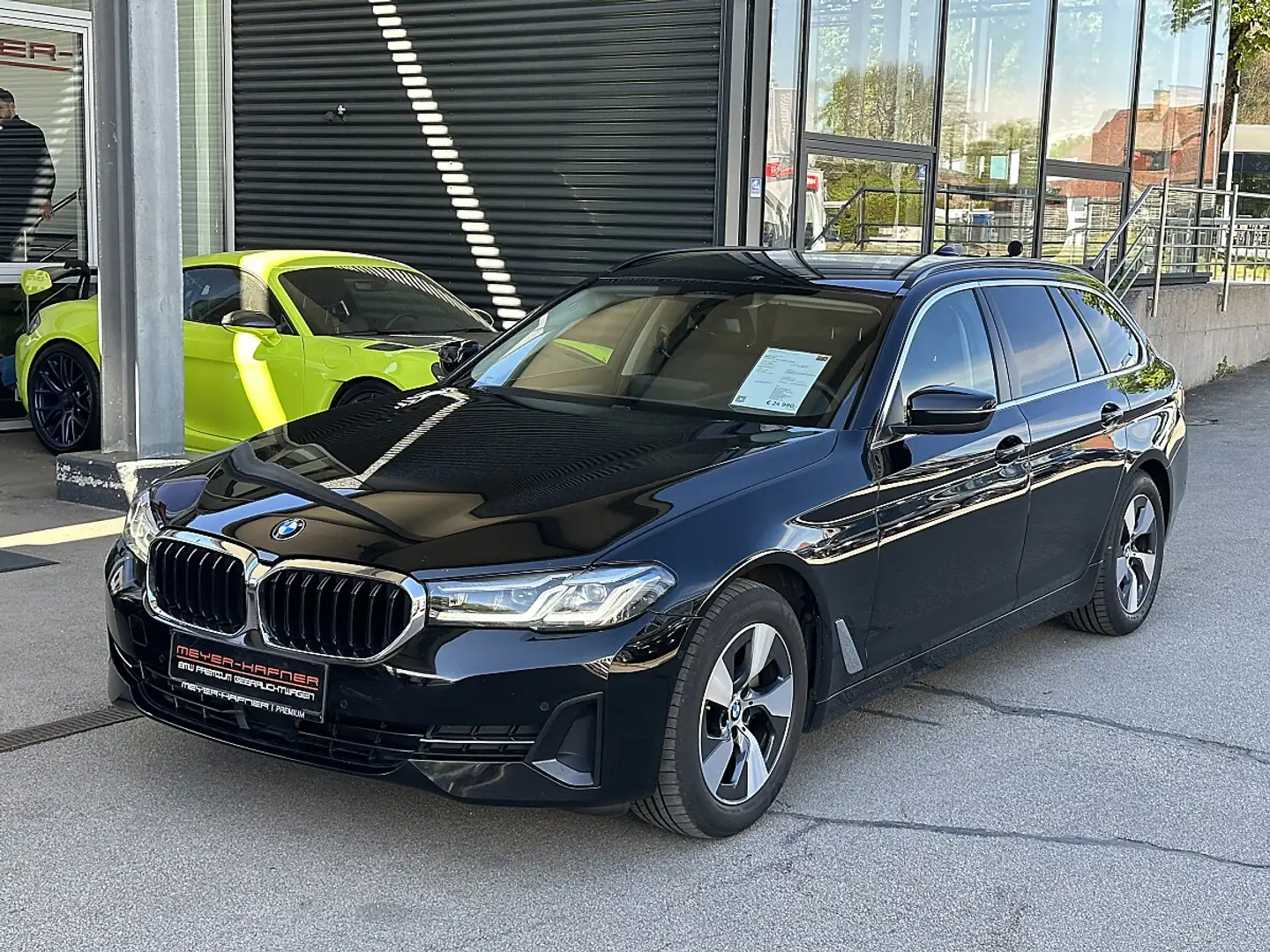 BMW 520 d Touring Aut. / AHK / Sportsitz / Head Up Schwarz - 1
