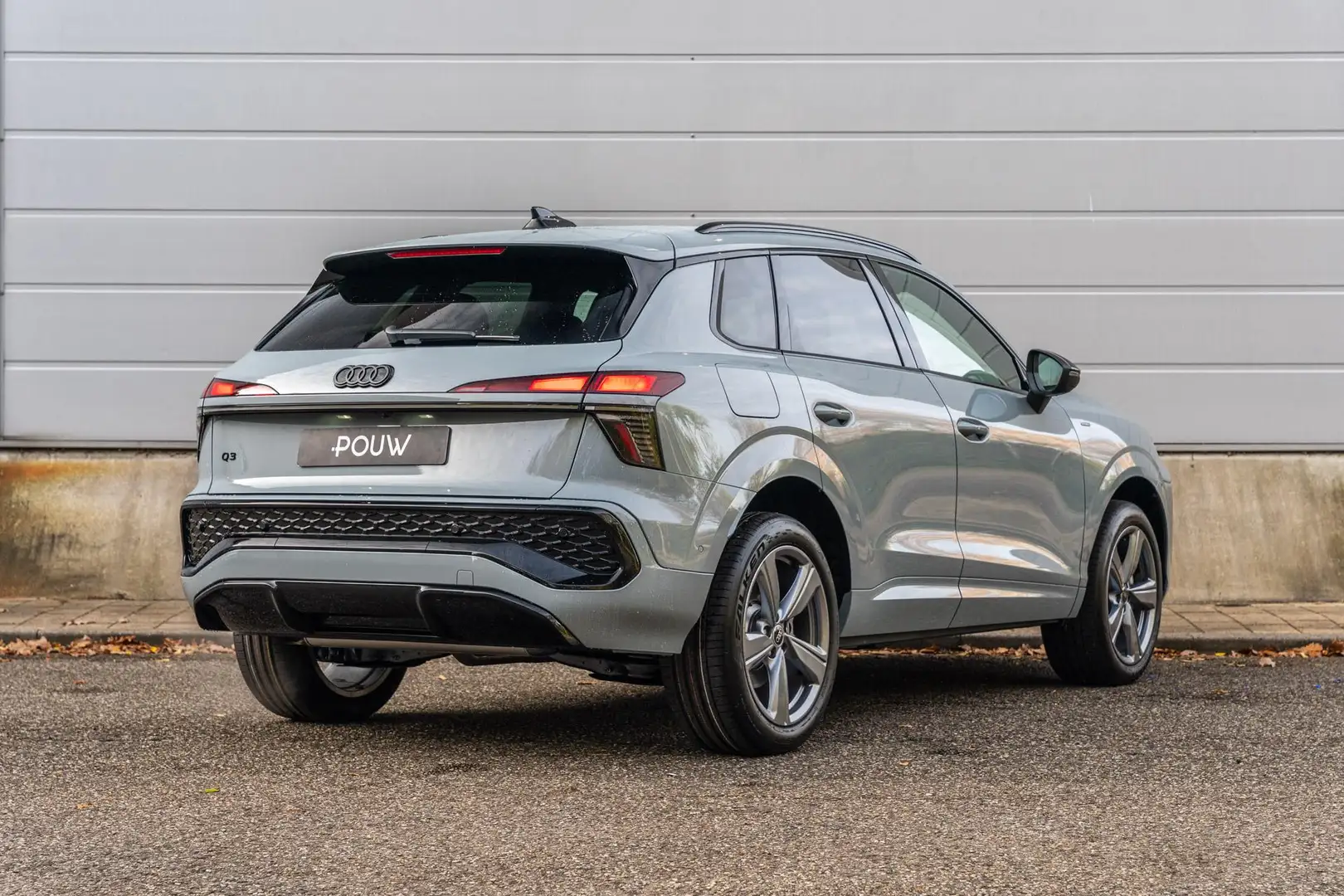 Audi Q3 1.5 e-hybrid 272pk S Edition | Zwart Optiek Grijs - 2