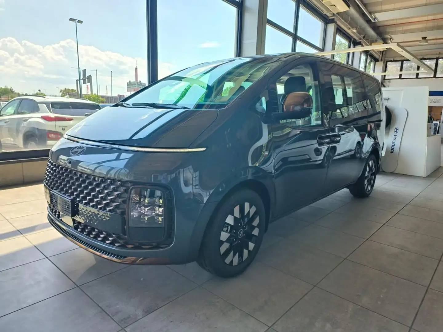 Hyundai STARIA 1.6 HEV AT 2WD 7 posti Luxury Km0 Gris - 1