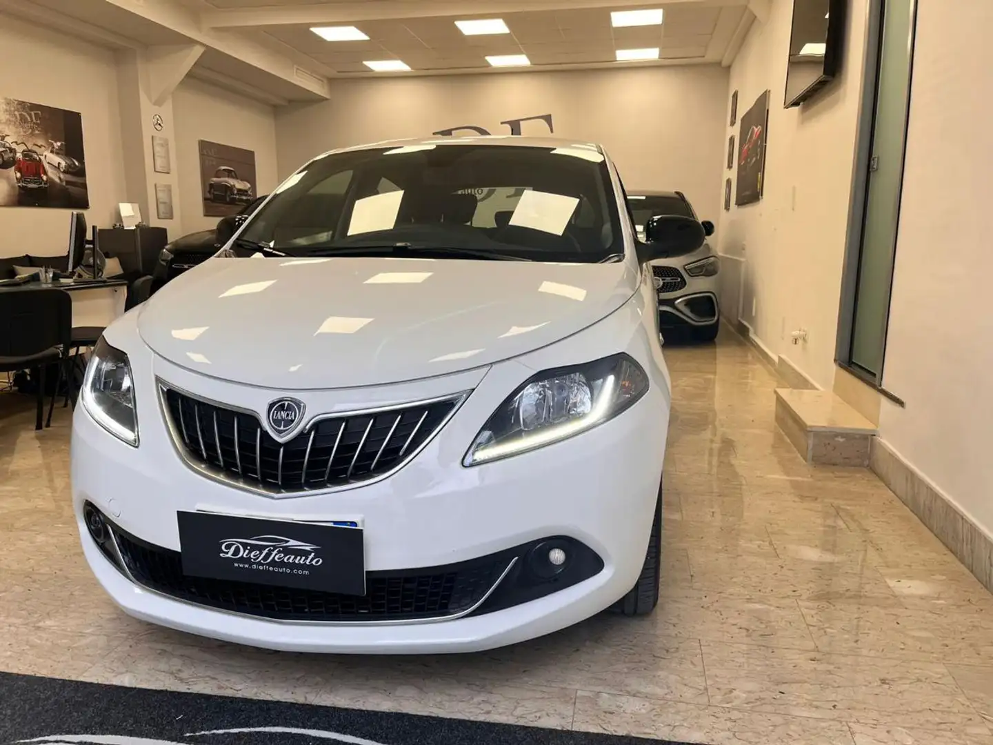 Lancia Ypsilon 1.0 FireFly 5 porte S&S Hybrid Ecochic Gold Bianco - 2