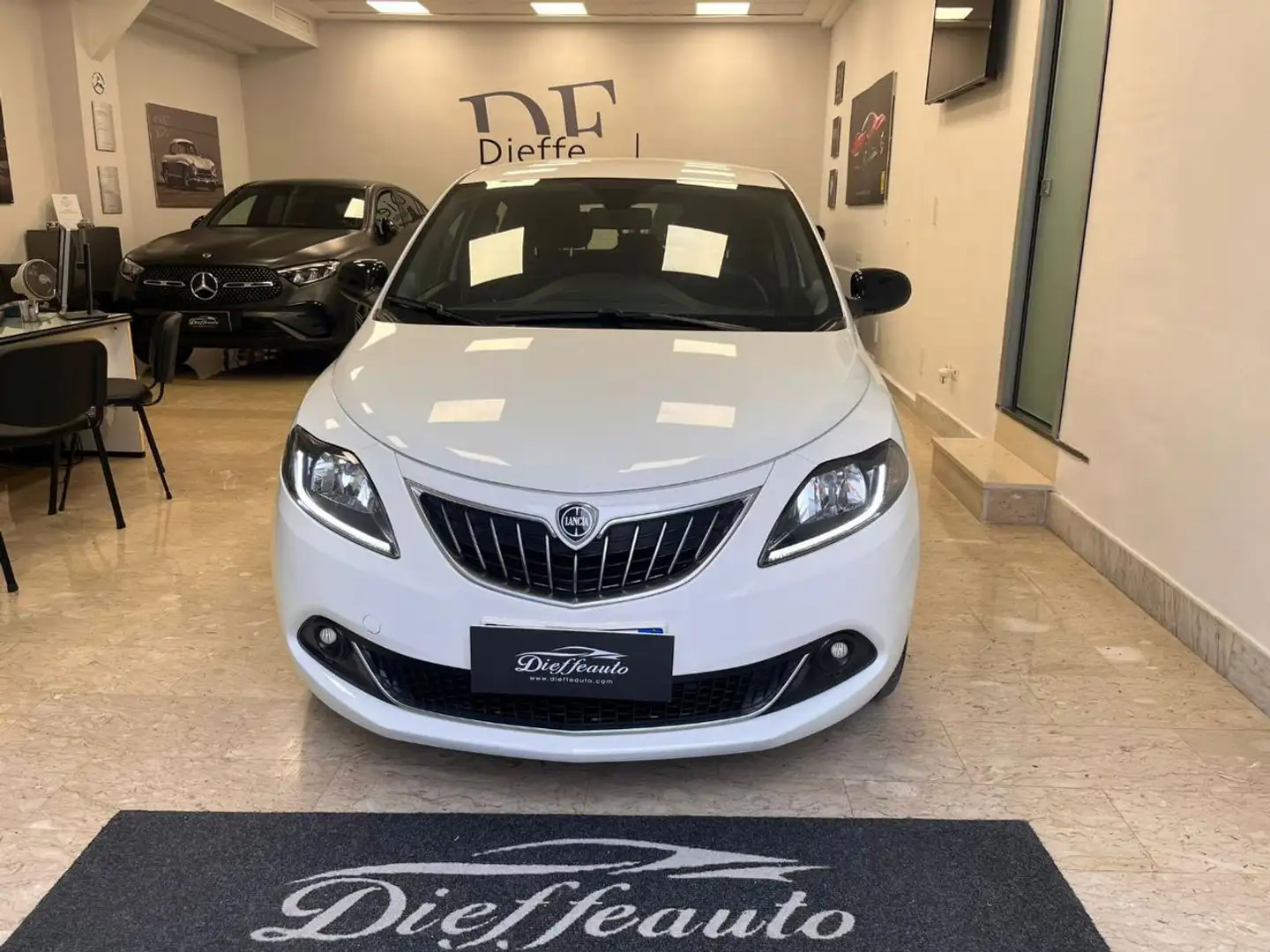 Lancia Ypsilon 1.0 FireFly 5 porte S&S Hybrid Ecochic Gold Bianco - 1