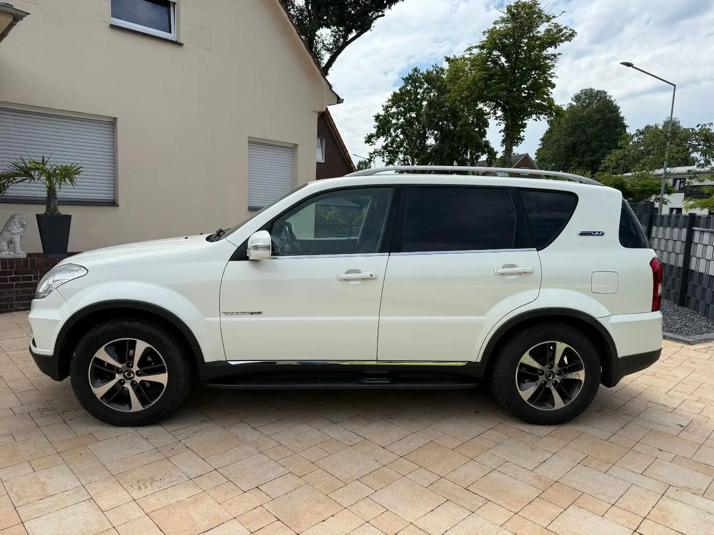 SsangYong Rexton Rexton 2.2 Diesel e-XDi 4WD+Leder+Navi+AHK+7 Sit Weiß - 2