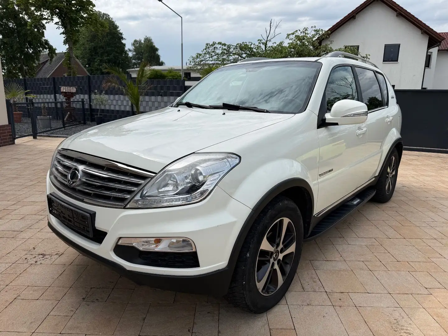 SsangYong Rexton Rexton 2.2 Diesel e-XDi 4WD+Leder+Navi+AHK+7 Sit Weiß - 1