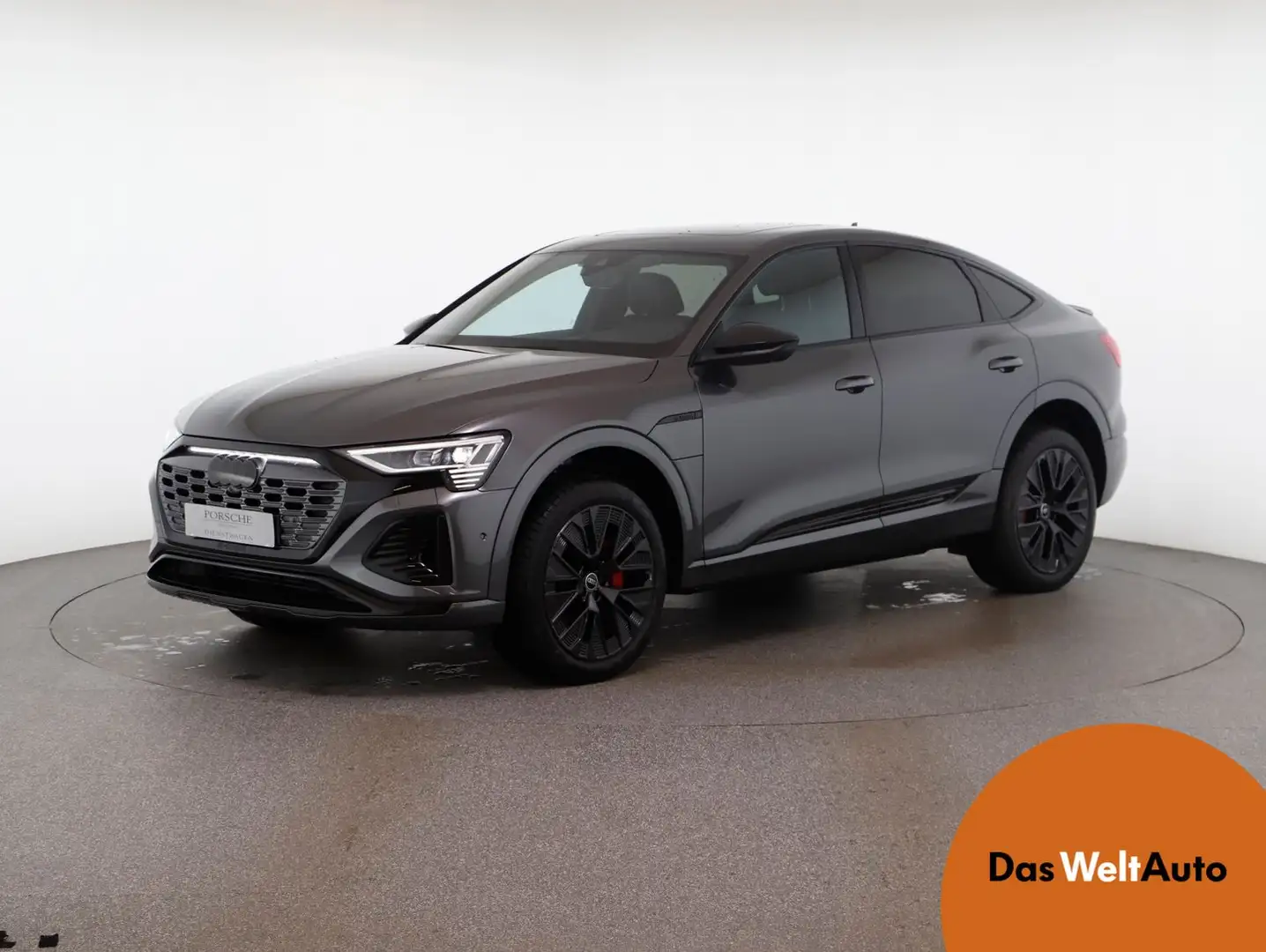 Audi Q8 55 e-tron quattro S line Šedá - 1