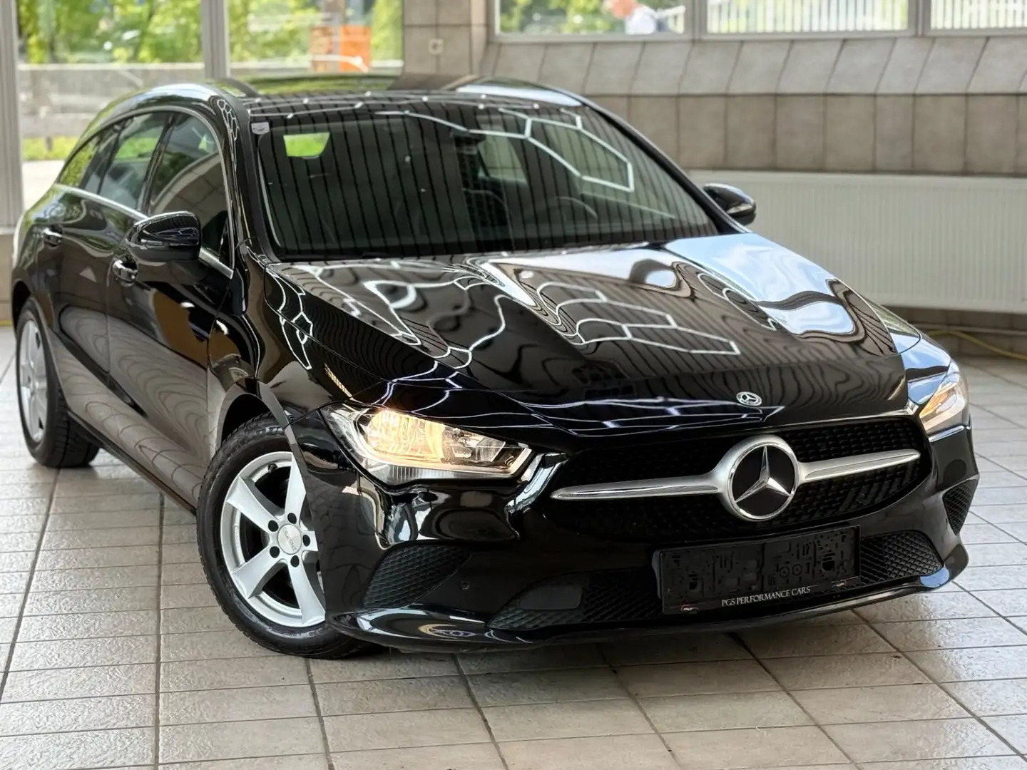 Mercedes-Benz CLA 180 Basic Schwarz - 1