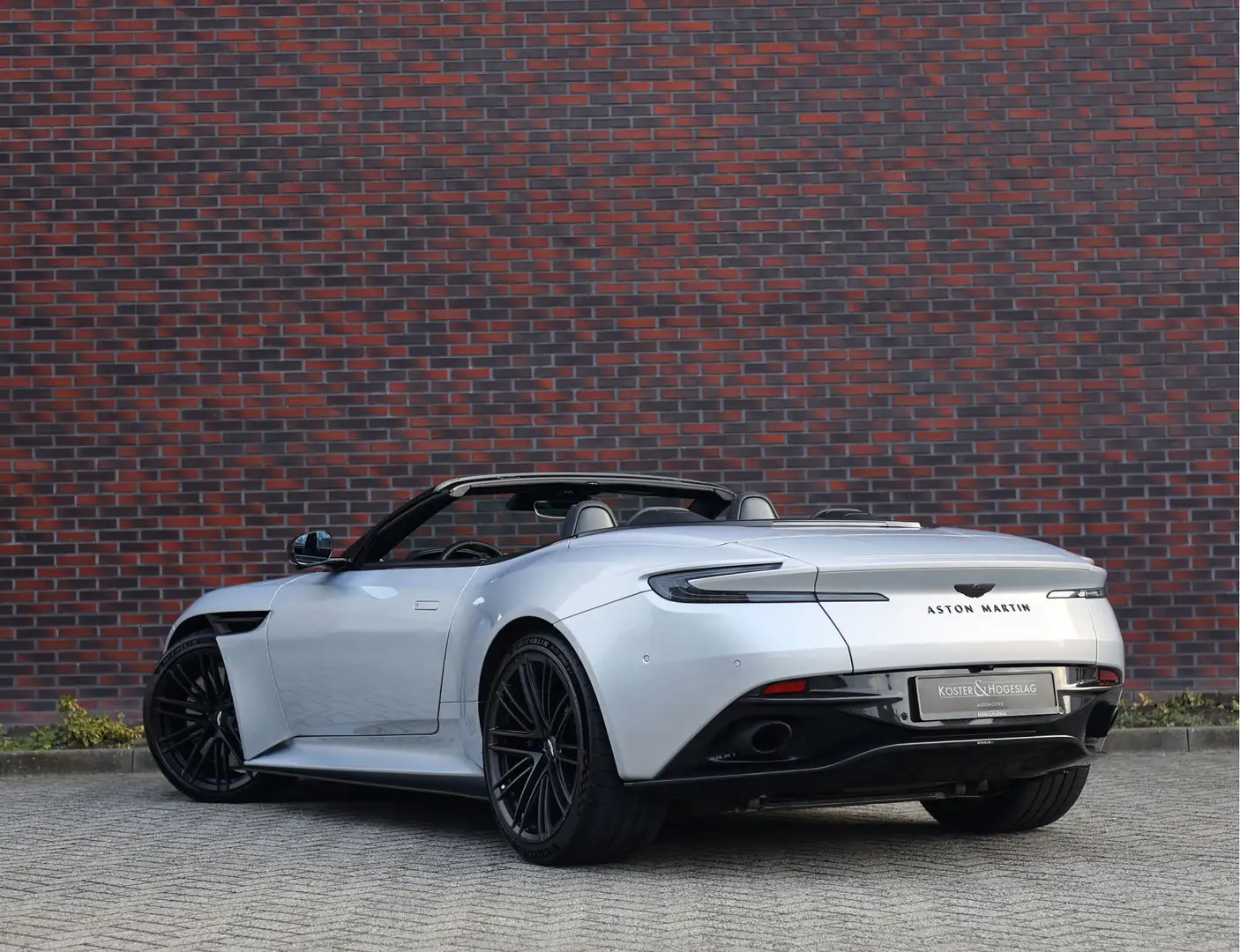 Aston Martin DB12 Volante 4.0 V8 Carbon – Bowers & Wilkins Plateado - 2