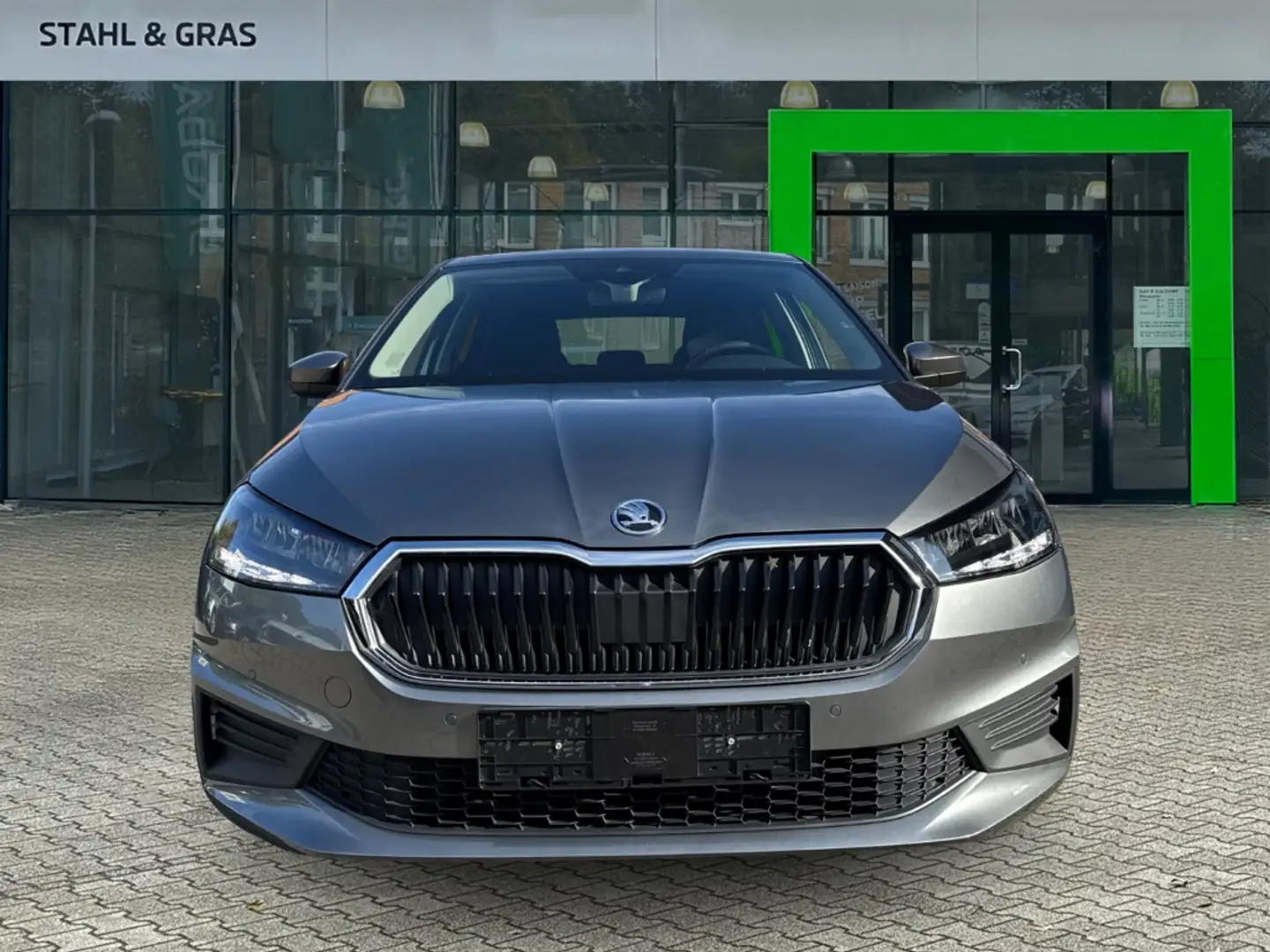 Skoda Fabia Ambition 1,0 MPI Navi LED SmartLink Mehrzonenklima Grau - 2